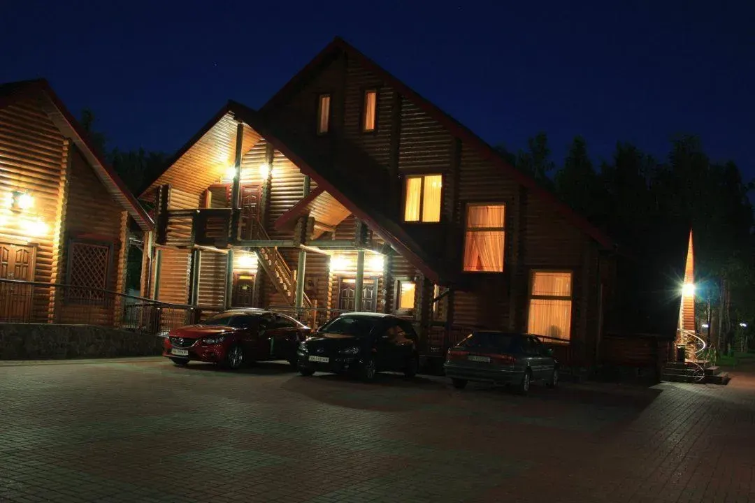 Будівля готелю з освітленими вікнами ввечері