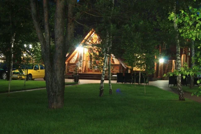 Підсвічені дерев’яні будівлі комплексу ввечері