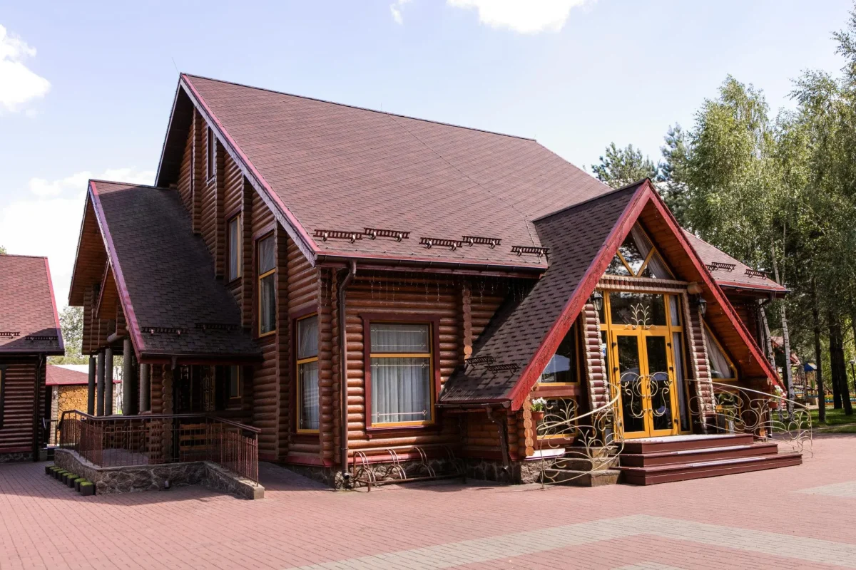 Дерев’яні будівлі комплексу та подвір’я
