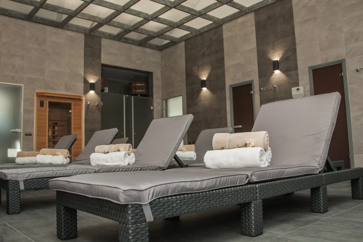 Шезлонги з рушниками у SPA-зоні