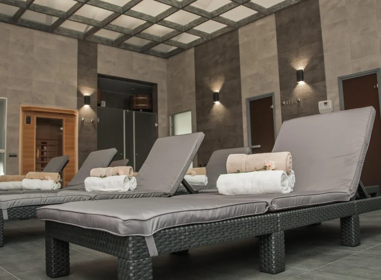 Шезлонги з рушниками у SPA-зоні