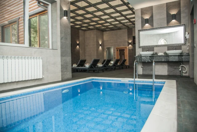Критий басейн і шезлонги у SPA-зоні «Чотири Сезони»
