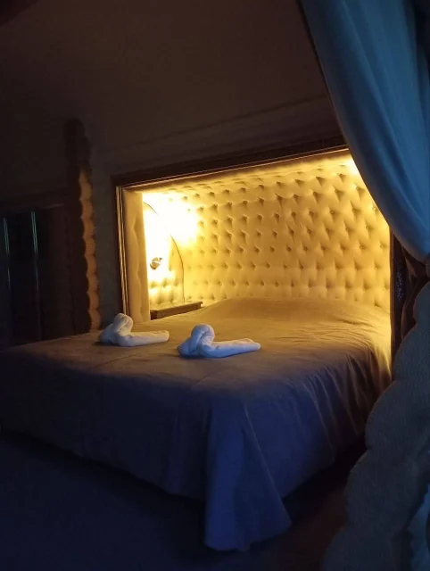 Двоспальне ліжко з підсвіченим узголів’ям у люксі
